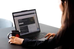 En person tjekker sin årsopgørelse