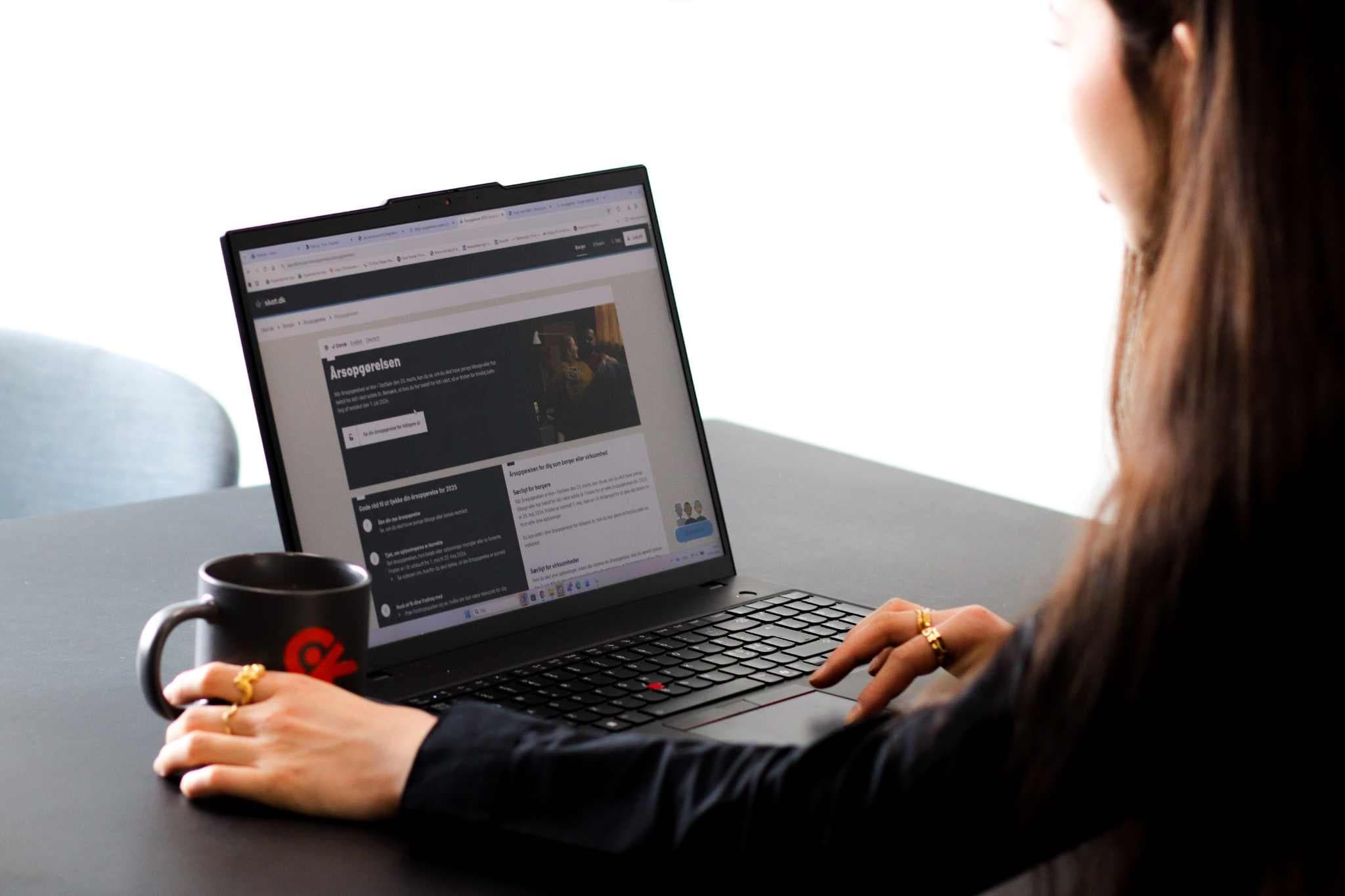 En person tjekker sin årsopgørelse