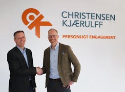 De glade partnere Egon til venstre og Anders til højre under CKs logo og tagline