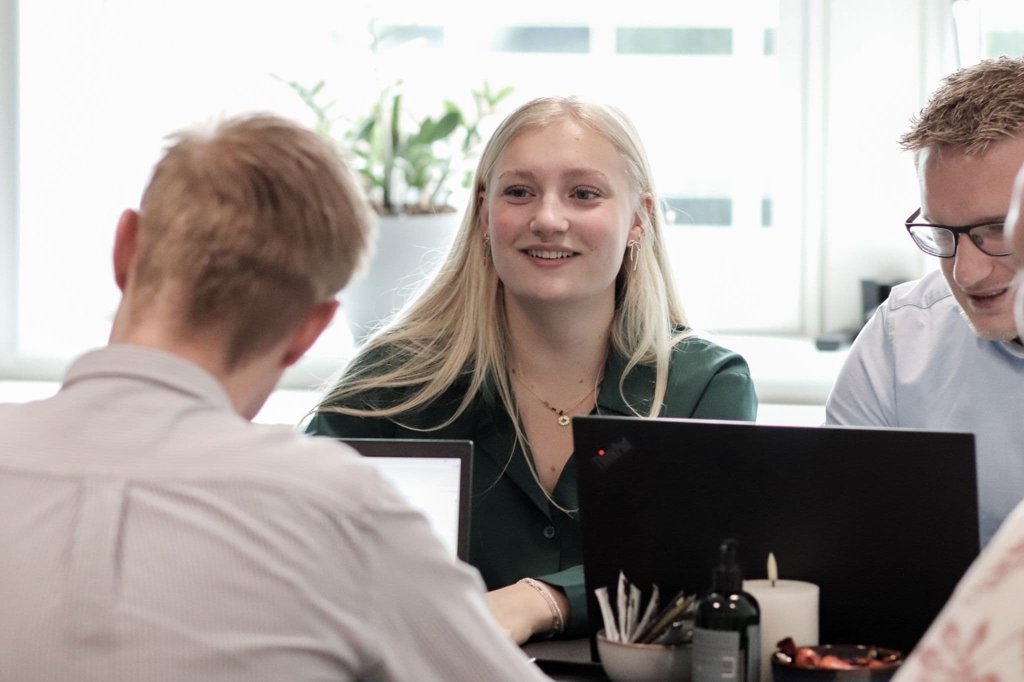 Studerende sidder og arbejder