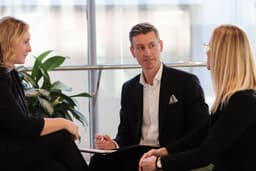 Revisorer sidder og drøfter