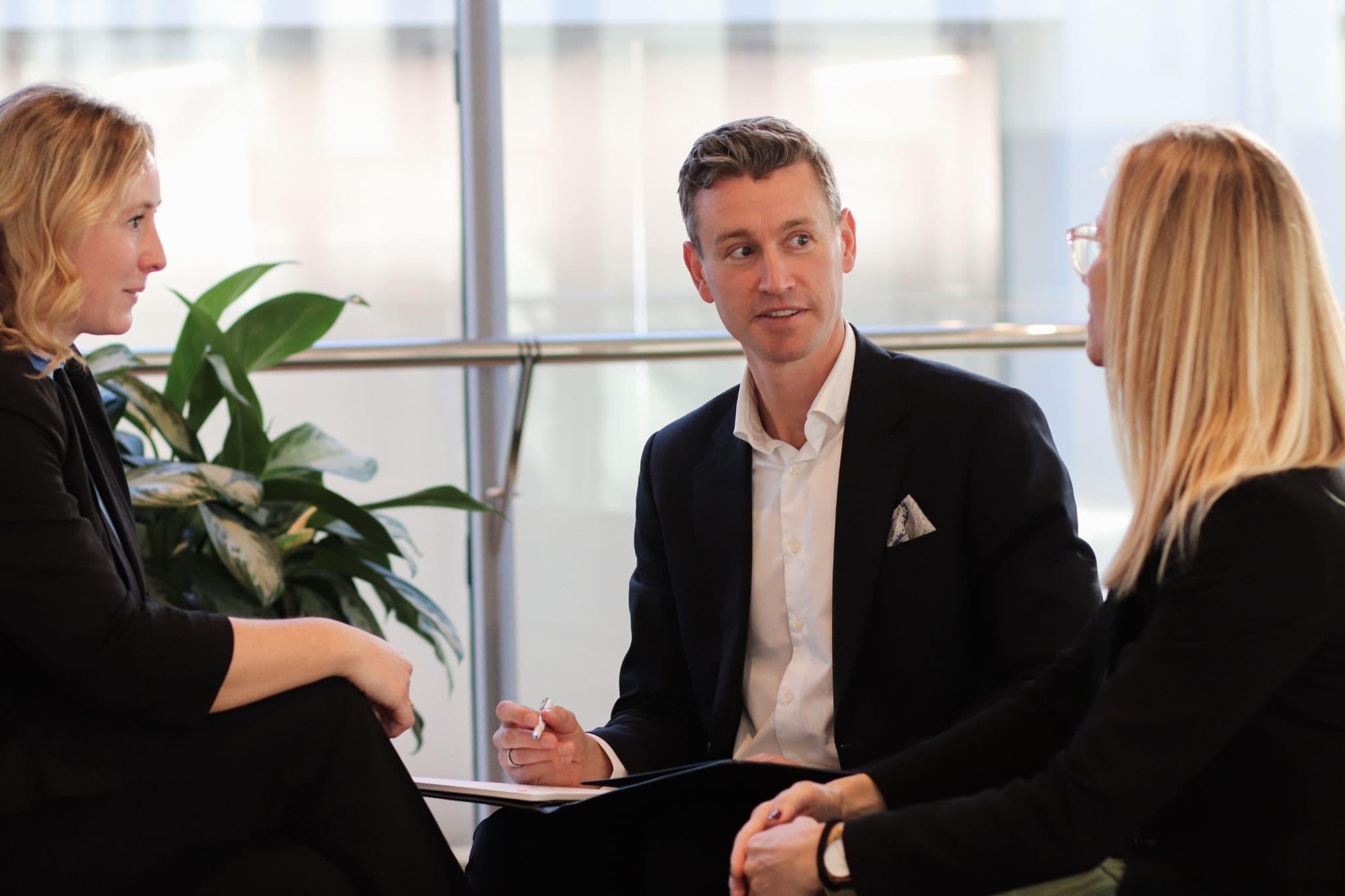 Revisorer sidder og drøfter