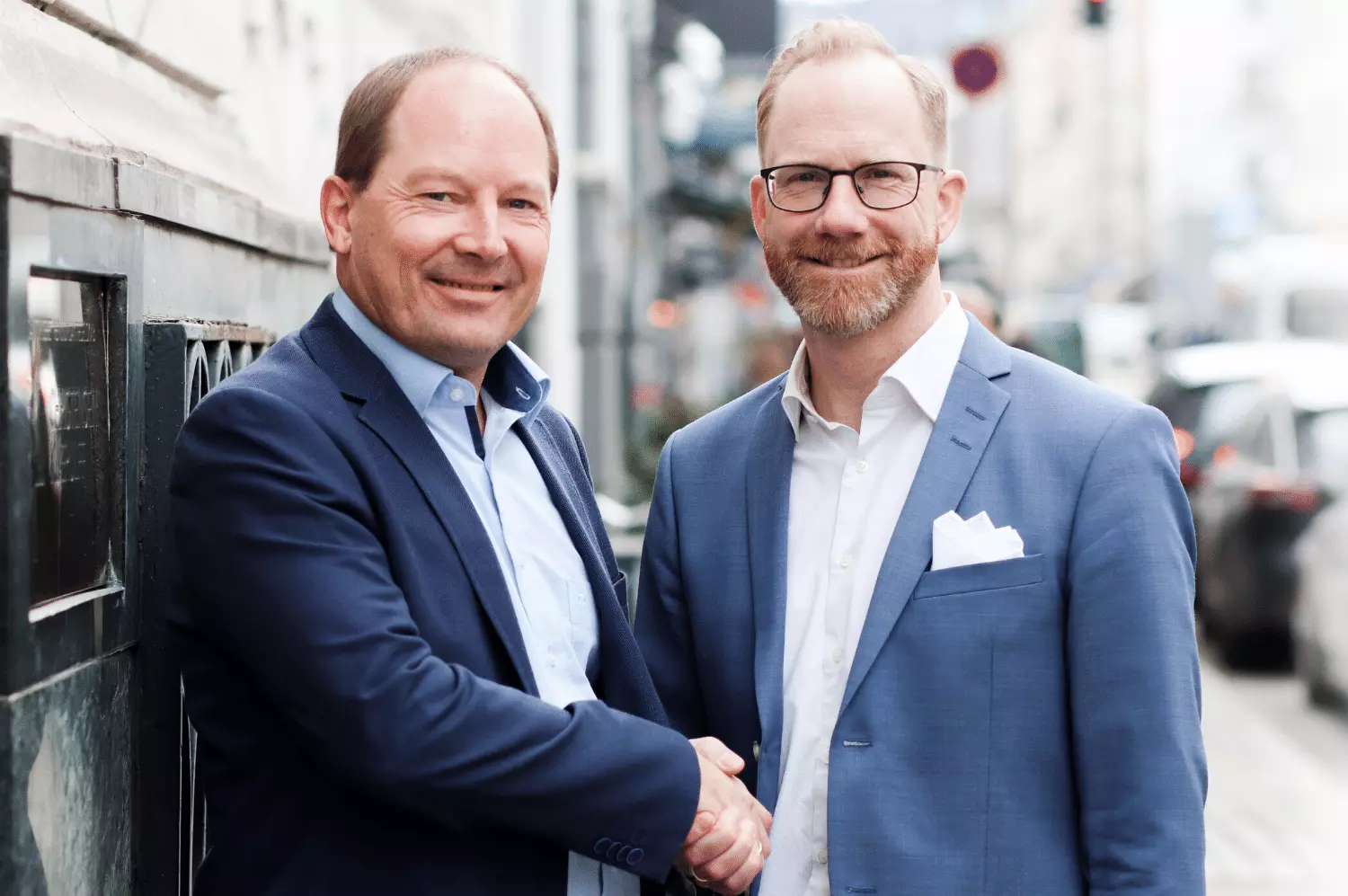 To statsautoriserede revisorer giver hinanden hånden