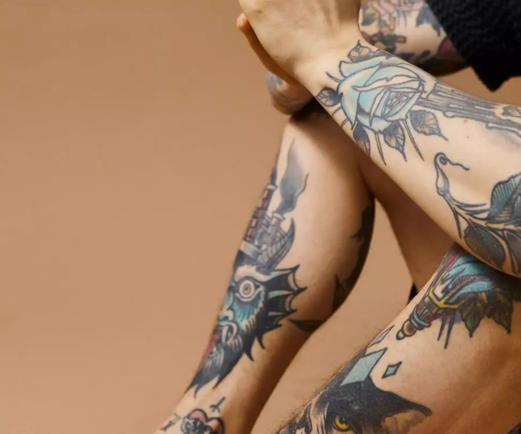 En mand med mange tatoveringer