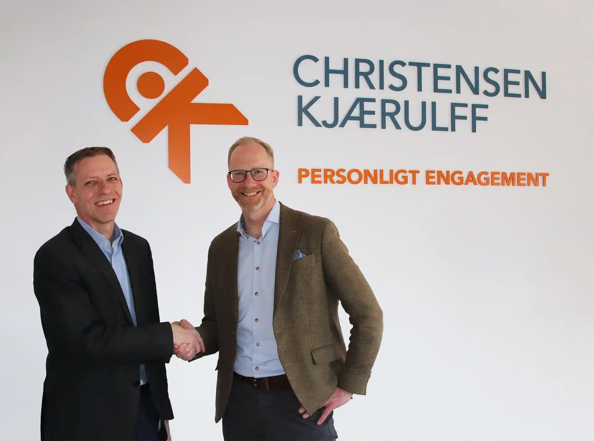De glade partnere Egon til venstre og Anders til højre under CKs logo og tagline